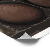 nahes Auffüllen einer Schachtel mit verschiedenen Poster (Ecke)