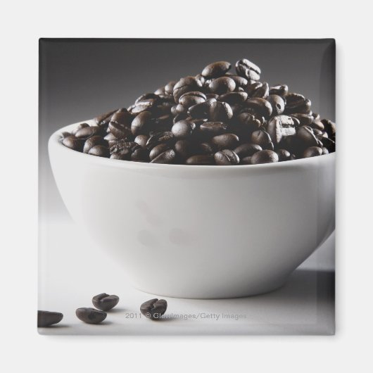 Nahes Auffüllen einer Schüssel mit Kaffeebohnen Magnet (Vorne)