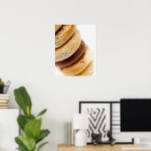 Nahes Auffüllen eines Stapels verschiedener Bagels Poster (Heimbüro)