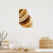 Nahes Auffüllen eines Stapels verschiedener Bagels Poster (Küche)