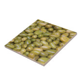 Nahes Aufsetzen grüner Oliven Fliese (Seite)