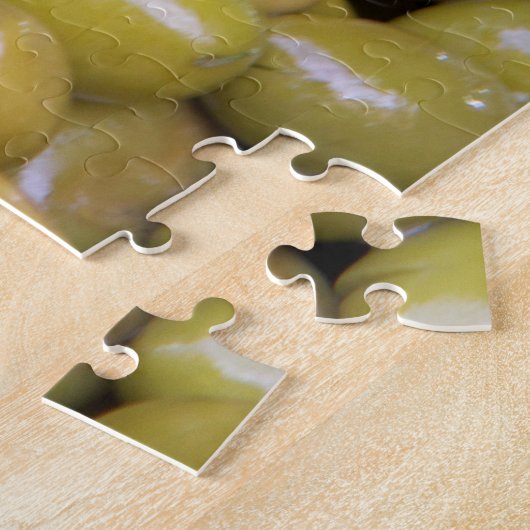 Nahes Aufsetzen grüner Oliven Puzzle (Seite)