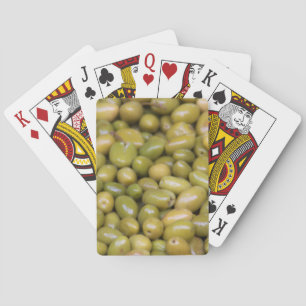 Nahes Aufsetzen grüner Oliven Spielkarten