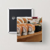Nahes Aufsetzen von Sushi in einer Platte Button (Vorne & Hinten)