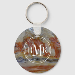 Nahes Aufsetzen von versteinertem Holz Schlüsselanhänger