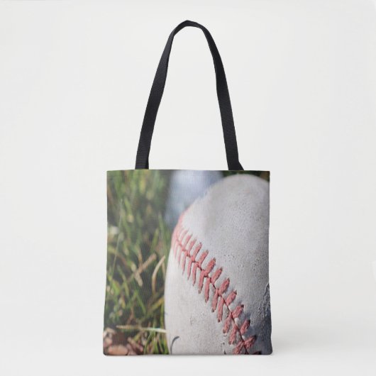 Nahes Aufstehen eines Baseballs im Gras Tasche (Vorderseite)