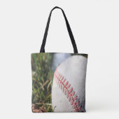 Nahes Aufstehen eines Baseballs im Gras Tasche (Rückseite)