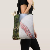 Nahes Aufstehen eines Baseballs im Gras Tasche (Von Nahem)