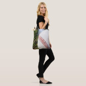 Nahes Aufstehen eines Baseballs im Gras Tasche (Am Model)