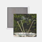 Nahes Auftragen brennender Räucherstäbchen mit Kie Magnet (Vorderseite/Rückseite)