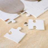 Nahes Auftragen eines Babykichts mit drei Eiern Puzzle (Seite)