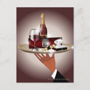 Nahes Aufziehen der Hand eines Kellners mit einem  Postkarte