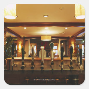 Nahes Bieraufkommen in Bar gestochen Quadratischer Aufkleber