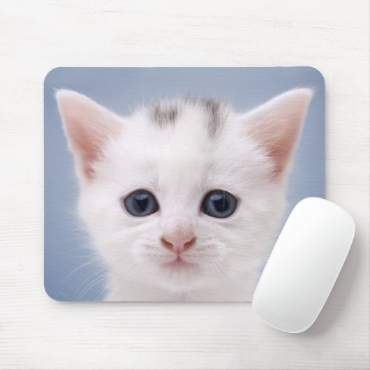 Nahes Bild mit vorwiegend weißer Oberfläche Mousepad (Mit Mouse)