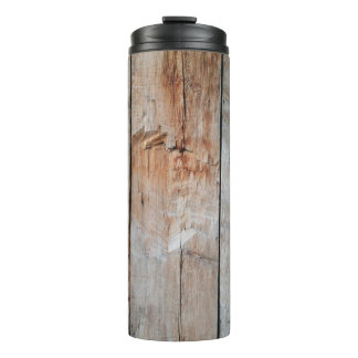 Nahes Foto aus Holz Thermosbecher