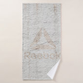Nahes Foto des Reebok-Logos an der Wand Badehandtuch (Badehandtuch)