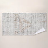 Nahes Foto des Reebok-Logos an der Wand Badehandtuch (Badehandtuch)