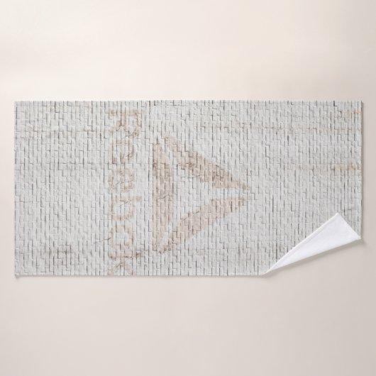 Nahes Foto des Reebok-Logos an der Wand Badehandtuch (Badehandtuch)