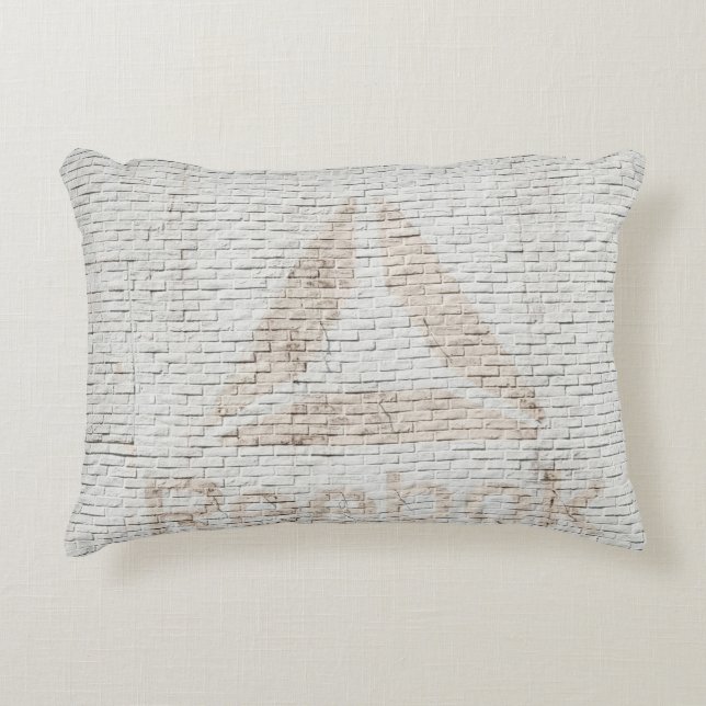 Nahes Foto des Reebok-Logos an der Wand Dekokissen (Vorderseite)