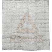 Nahes Foto des Reebok-Logos an der Wand Duschvorhang (Vorderseite)