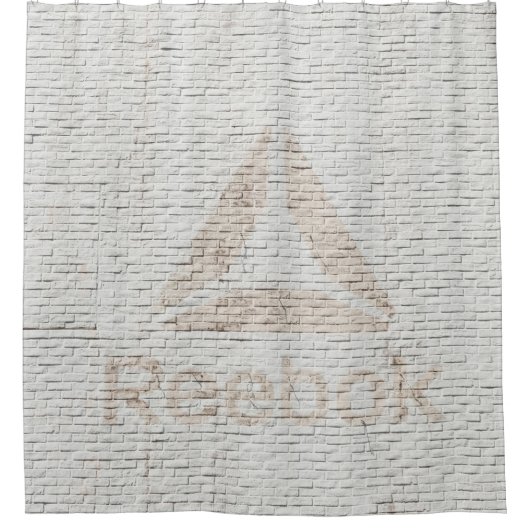 Nahes Foto des Reebok-Logos an der Wand Duschvorhang (Vorderseite)