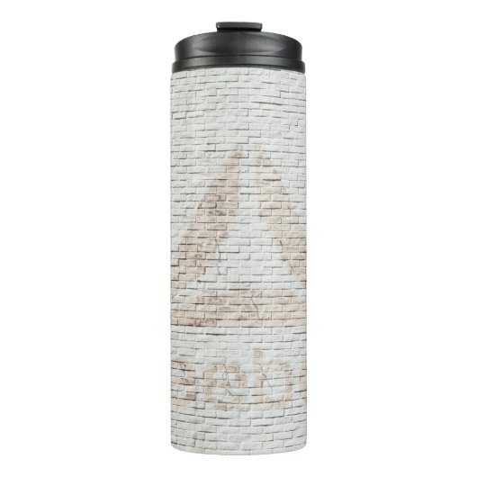 Nahes Foto des Reebok-Logos an der Wand Thermosbecher (Vorderseite)