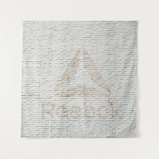 Nahes Foto des Reebok-Logos an der Wand Wandteppich (Vorderseite)