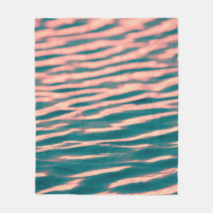 Nahes Foto eines ruhigen Körpers von w Fleecedecke