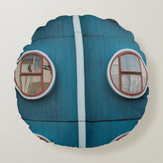 Nahes Foto mit runden grauen Glasfenstern Rundes Kissen