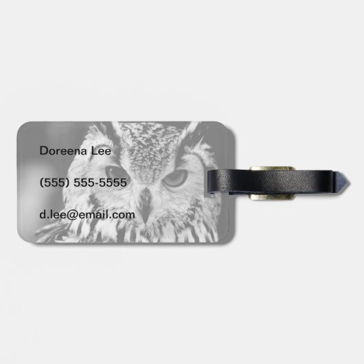 Nahes hohes Porträt der eurasischen Eagle-Eule Gepäckanhänger (Rückseite horizontal)