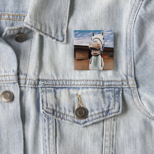 Nahes Pferd mit Mundöffnung Button (Beispiel)