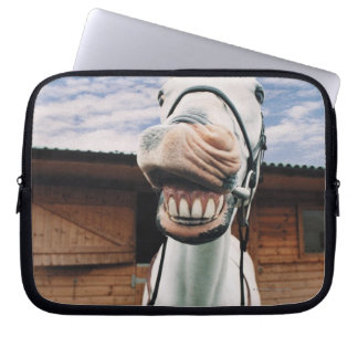 Nahes Pferd mit Mundöffnung Laptopschutzhülle