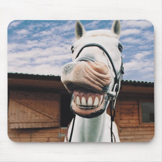 Nahes Pferd mit Mundöffnung Mousepad (Vorne)