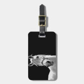 Nahes Schwarz-weißes Pferd in der Nacht Gepäckanhänger (Vorderseite vertikal)