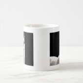 Nahes Schwarz-weißes Pferd in der Nacht Kaffeetasse (Mittel)