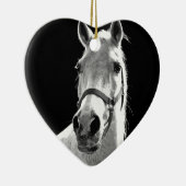 Nahes Schwarz-weißes Pferd in der Nacht Keramikornament (Rechts)
