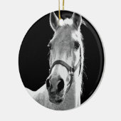 Nahes Schwarz-weißes Pferd in der Nacht Keramikornament (Links)