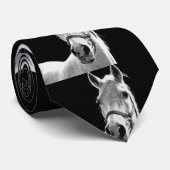 Nahes Schwarz-weißes Pferd in der Nacht Krawatte (Gerollt)