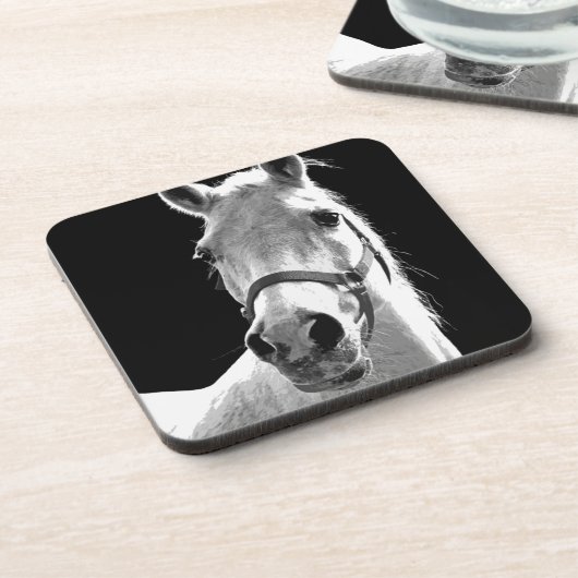 Nahes Schwarz-weißes Pferd in der Nacht Untersetzer (Linke Seite)