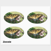 Nahes Tiger-Frack neben Cleome Ovaler Aufkleber (Blatt)