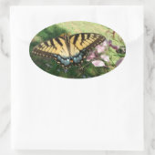 Nahes Tiger-Frack neben Cleome Ovaler Aufkleber (Tasche)