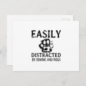 Nähgeschenk | Durch Nähen und Hund leicht abgelenk Ankündigungspostkarte (Vorne/Hinten)