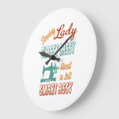 Nähgeschenk | Sewing Lady Class Sassy Große Wanduhr (Winkel)