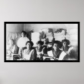 Nähklasse an der Bismarck Indian School 1922 Poster (Vorne)