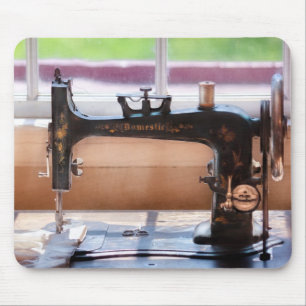 Nähmaschine - Eine Stickerei in der Zeit Mousepad