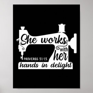 Nähmaschine, mit der sie in der Nacht mit ihren Hä Poster