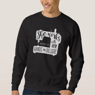 Nähmaschine, mit der sie in der Nacht mit ihren Hä Sweatshirt
