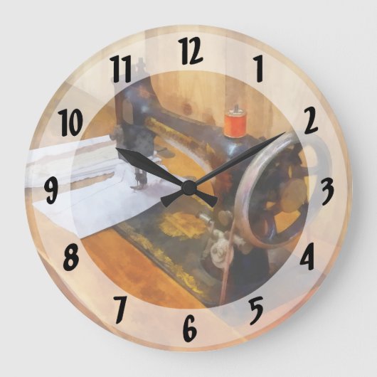 Nähmaschine mit orangefarbenem Thread Große Wanduhr (Vorderseite)