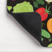 Nahrung auf einem schwarzen Hintergrund Mousepad (Ecke)