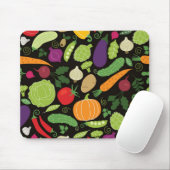 Nahrung auf einem schwarzen Hintergrund Mousepad (Mit Mouse)